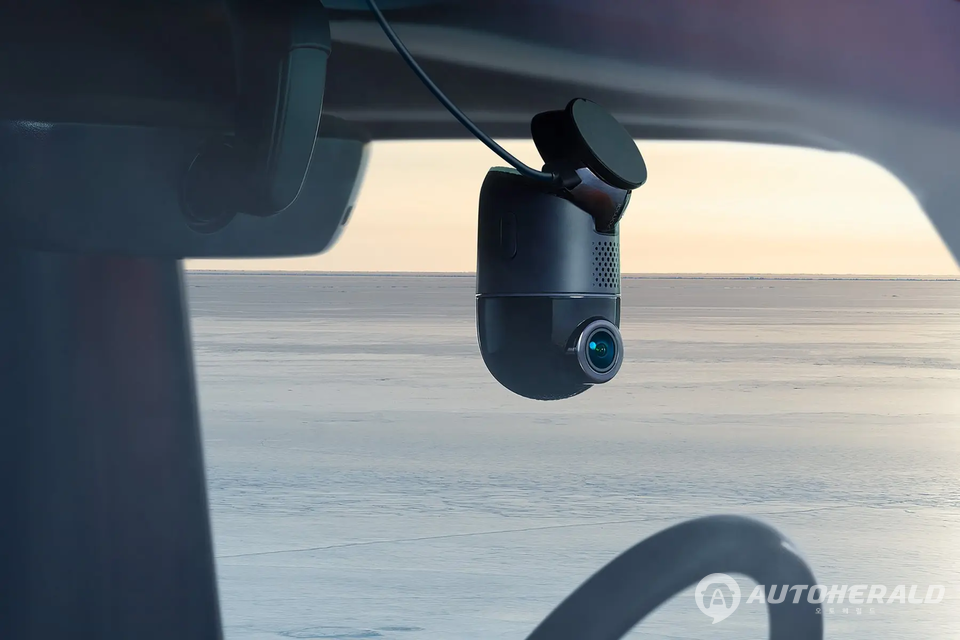 차량 주변을 실시간으로 감시해 충돌 내역을 운전자에 알려주는 중국 70mai의 대시캠 4K 옴니. (70mai)