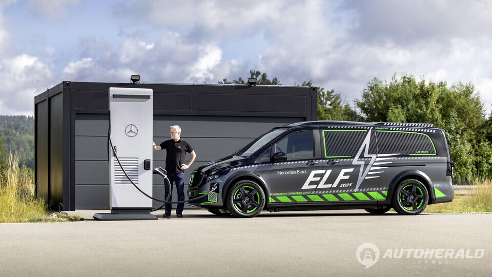 메르세데스 벤츠 연구진이 실험용 충전차 ‘ELF(Experimental Lade Fahrzeug)’의 메가와트급 충전 시스템을 점검하고 있다. ELF는 초고속·양방향·무선 충전 등 차세대 전기차 충전 기술을 통합한 연구 플랫폼이다.(메르세데스 벤츠)