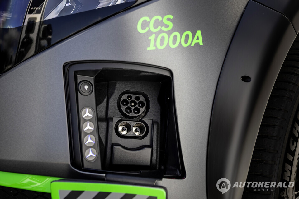 ELF에 탑재된 CCS 1000A(복합 충전 시스템) 단자. 최대 900kW의 고출력 충전을 지원하며, 향후 벤츠의 고성능 전기차에 적용될 예정이다. (메르세데스 벤츠)