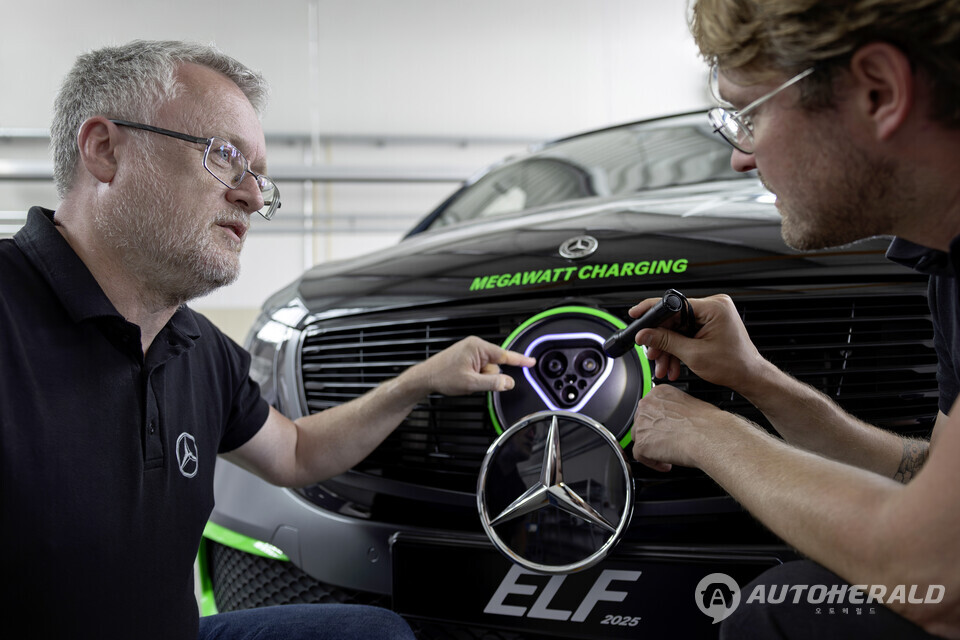 메르세데스 벤츠 연구진이 실험용 충전차 ‘ELF(Experimental Lade Fahrzeug)’의 메가와트급 충전 시스템을 점검하고 있다. ELF는 초고속·양방향·무선 충전 등 차세대 전기차 충전 기술을 통합한 연구 플랫폼이다.(메르세데스 벤츠)