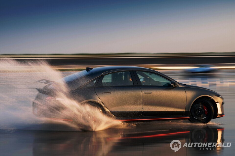 젖은 노면의 원선회 코스에서도 완벽한 밸런스를 유지하며 미끄러지듯 가속하는 아이오닉 6 N.(현대자동차)