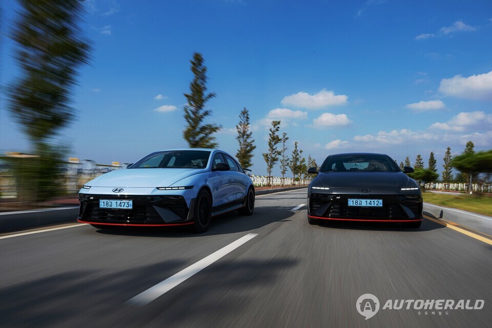 일상 도로에서 아이오닉 6 N는 세단처럼 부드럽고 조용했지만 언제든 폭발할 수 있는 긴장감을 숨기고 있었다. (현대자동차)