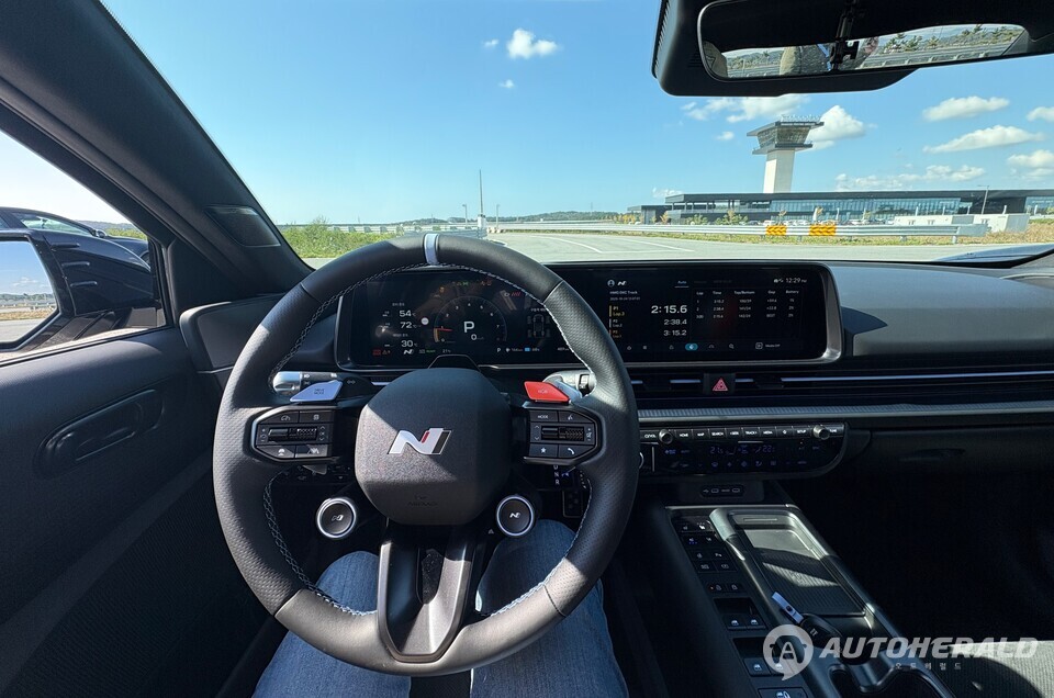 스티어링 휠의 N 모드 버튼과 계기판의 주행 데이터도 드라이버의 본능을 깨우는데 중요한 역할을 한다. (김흥식 기자)