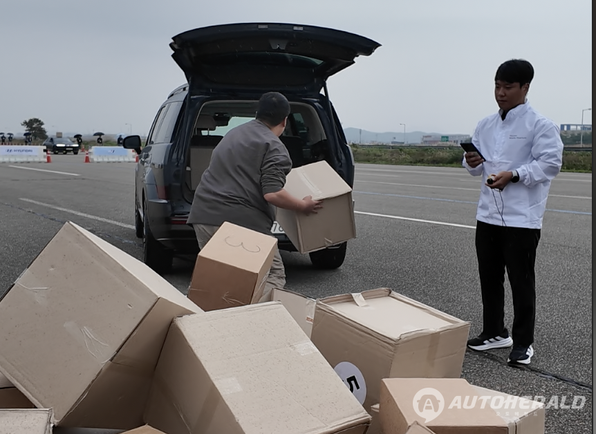 차량 트렁크에 박스를 채우고 있는 참가자.(오토헤럴드 김흥식 기자)