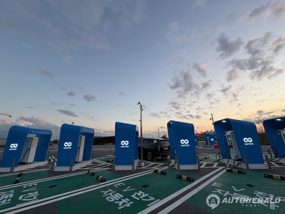 고속도로 휴게소의 대규모 전기차 충전 시설. 이 곳에서도 해당 충전 사업자의 충전앱을 설치하고 회원 가입을 해야만 충전이 가능했다. (김흥식 기자)