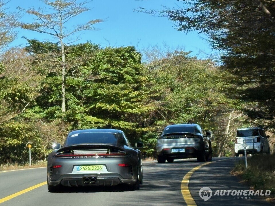 911 GT3는 자연흡기 4.0L 수평대향 6기통 엔진으로 9000rpm까지 치솟는 회전감과 정제된 폭발력을 동시에 품고 있다. (김흥식 기자)