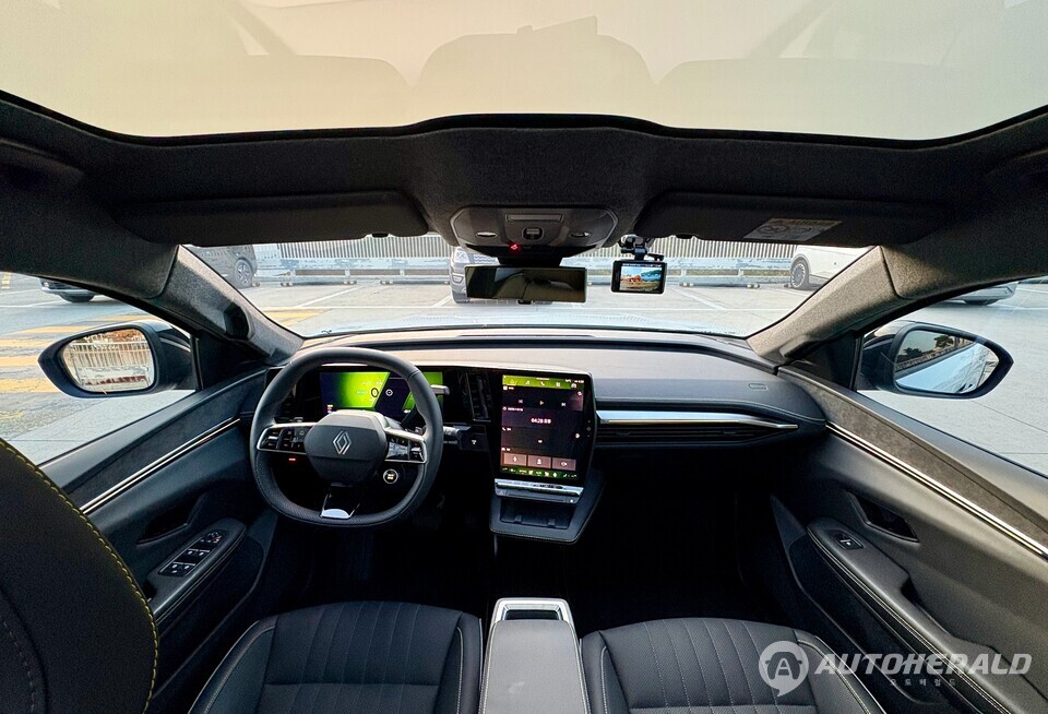 세닉 E-Tech의 실내. 12인치 클러스터와 12인치 세로형 디스플레이로 간결한 구성을 하고 있으며 친환경 소재를 적극 사용했다. (김흥식 기자)