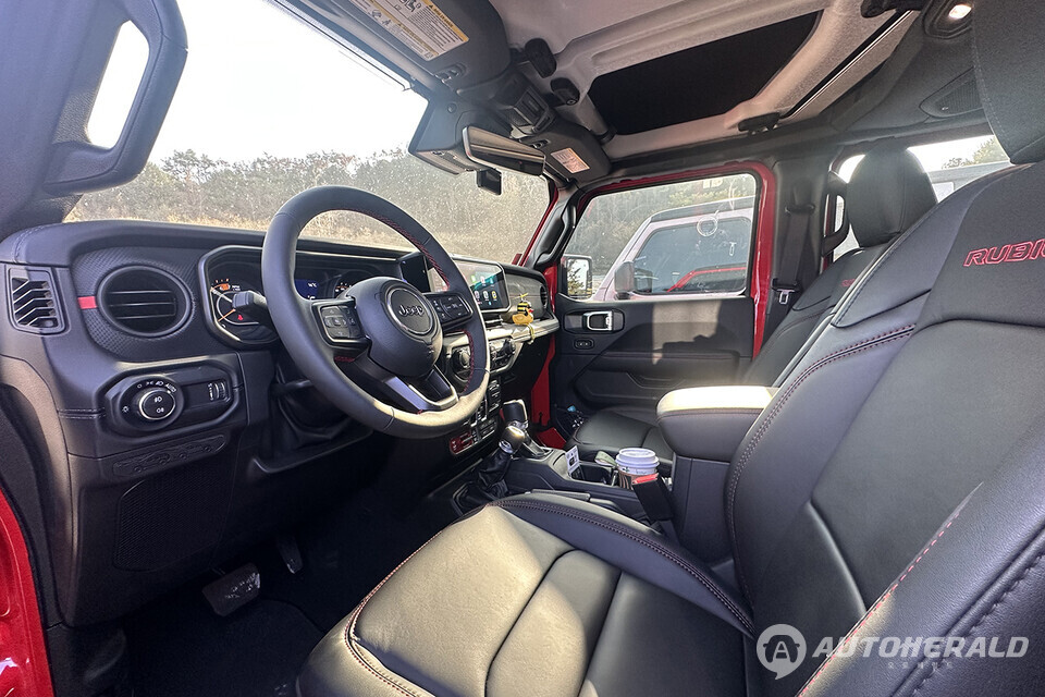 투박해 보이는 외관 디자인과 반대로 실내는 다양한 편의 및 안전사양이 탑재됐다(오토헤럴드 김훈기 기자)