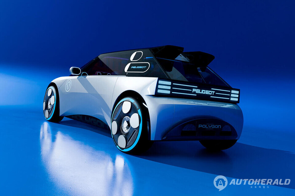 푸조 ‘폴리곤’ 후면 3/4뷰. 새로운 ‘클로’ 라이트 시그니처와 입체적 루프 라인이 전기차 시대의 브랜드 정체성을 형상화한다.(푸조 제공)