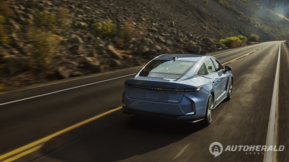 2026년형 렉서스 ES 350e의 후면 주행 장면. 새롭게 다듬어진 리어 라이트 시그니처와 매끈한 패스트백 실루엣이 전동화 세단의 정제된 이미지를 강조한다.(렉서스 제공)
