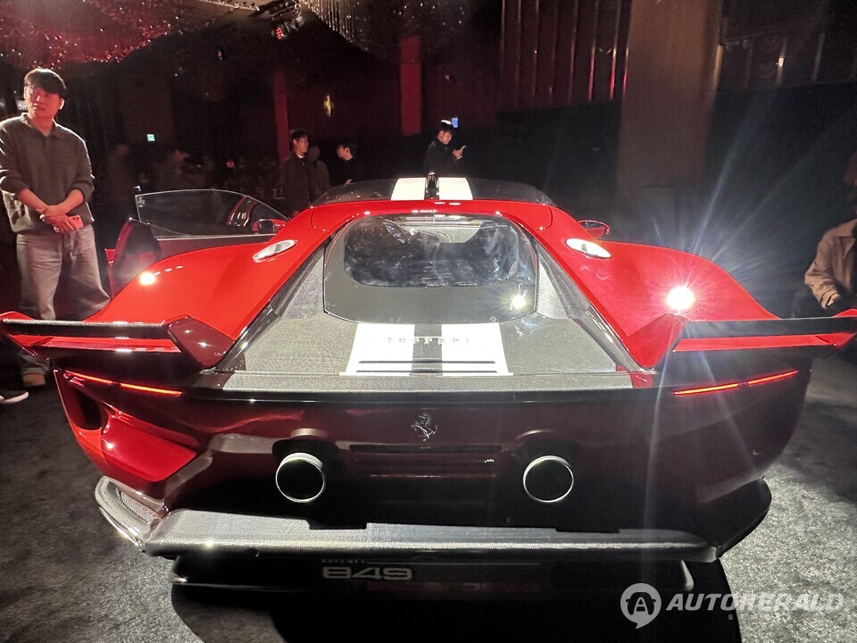 해당 모델 후면의 액티브 스포일러와 고정식 트윈 테일 구조는 공기역학적 기능과 시각적 완성도를 동시에 높인다(오토헤럴드 김훈기 기자)