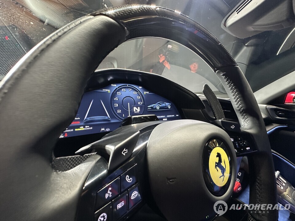 849 테스타로사 운전자는 디지털 계기판과 새로운 HMI를 통해 차량을 직관적으로 제어할 수 있다(오토헤럴드 김훈기 기자)