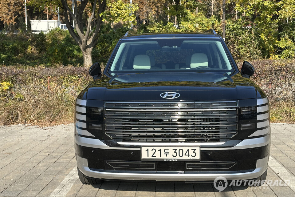 해당 모델 외관은 수직형 DRL과 확대된 라디에이터 그릴이 당당함을 전달한다(오토헤럴드 김훈기 기자)