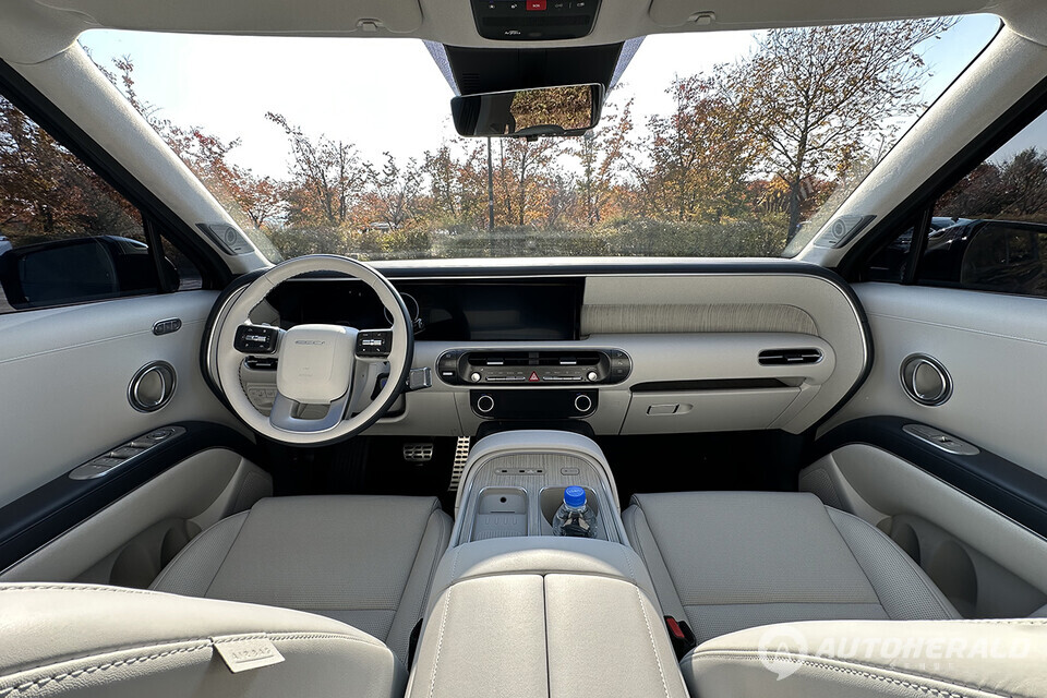 실내는 듀얼 파노라믹 커브드 디스플레이와 센터 콘솔 마감 등이 눈에 띈다(오토헤럴드 김훈기 기자)