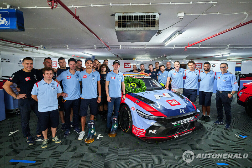 '2025 TCR 월드투어' 마카오 대회를 마치고 BRC 현대 N 스쿼드라 코르세(Squadra Corse) 팀 소속 선수들과 스태프들이 2025 시즌을 마무리하며 기념 촬영을 하고 있는 모습 (현대차 제공)