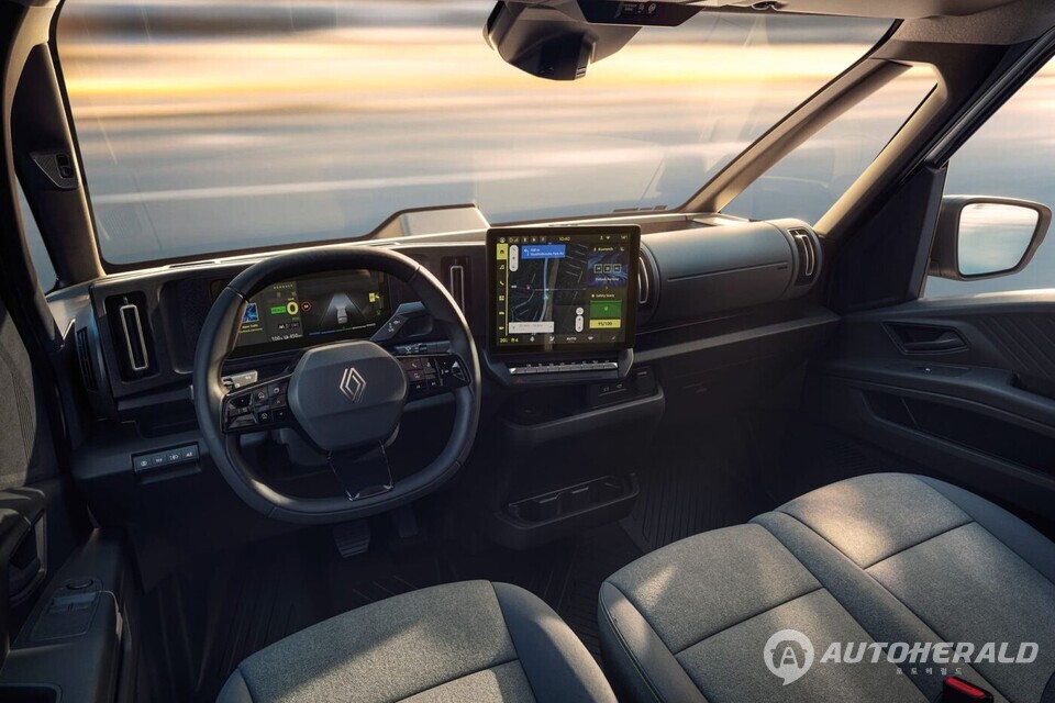 운전석에는 암페어가 개발한 SDV(Software Defined Vehicle) 기반의 디지털 대시보드와 대형 중앙 디스플레이가 적용돼 실시간 운행 데이터, 충전 수준, 화물 경로 최적화 내비게이션 등을 직관적으로 제공한다. 소형 밴임에도 승용차에 가까운 감각적 실내 구성이 특징이다.(르노 제공)