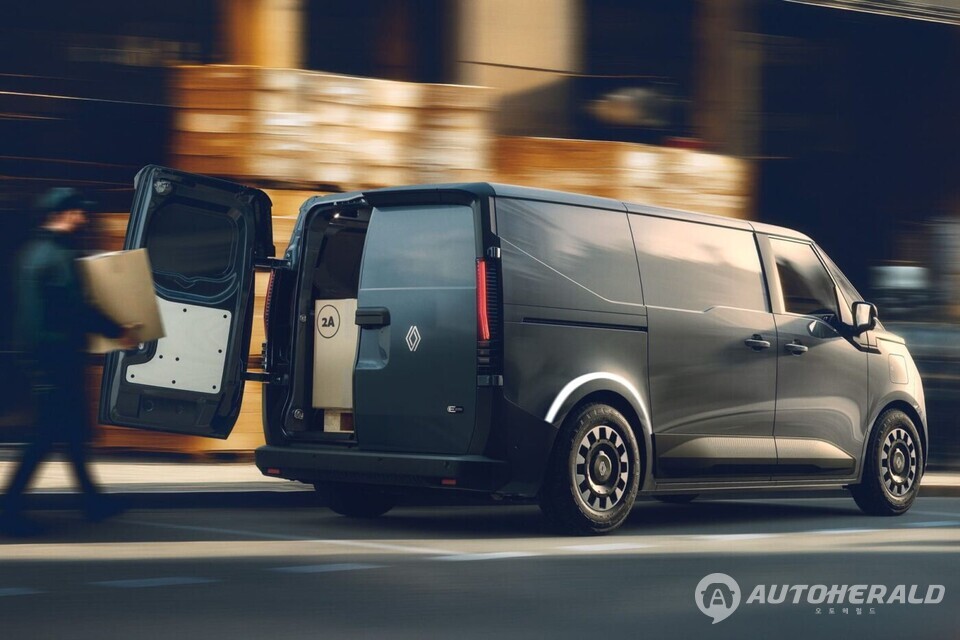 트래픽 E-Tech는 길이 2미터가 넘는 화물을 실을 수 있는 적재 공간을 제공하며, 최대 1.25톤 적재와 2톤 견인이 가능하다. 슬라이딩 도어와 더블 리어도어 구조로 빠른 상하차 효율을 구현해 화물 배송이나 도시형 물류 운송에 최적화됐다.(르노 제공)