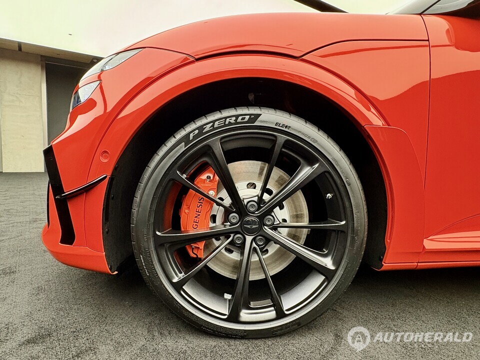 275mm 폭의 피렐리 P-Zero 타이어와 400mm 대구경 디스크, 오렌지 색상의 제네시스 전용 브레이크 캘리퍼가 고성능 감각을 강조한다.(오토헤럴드 김흥식 기자)