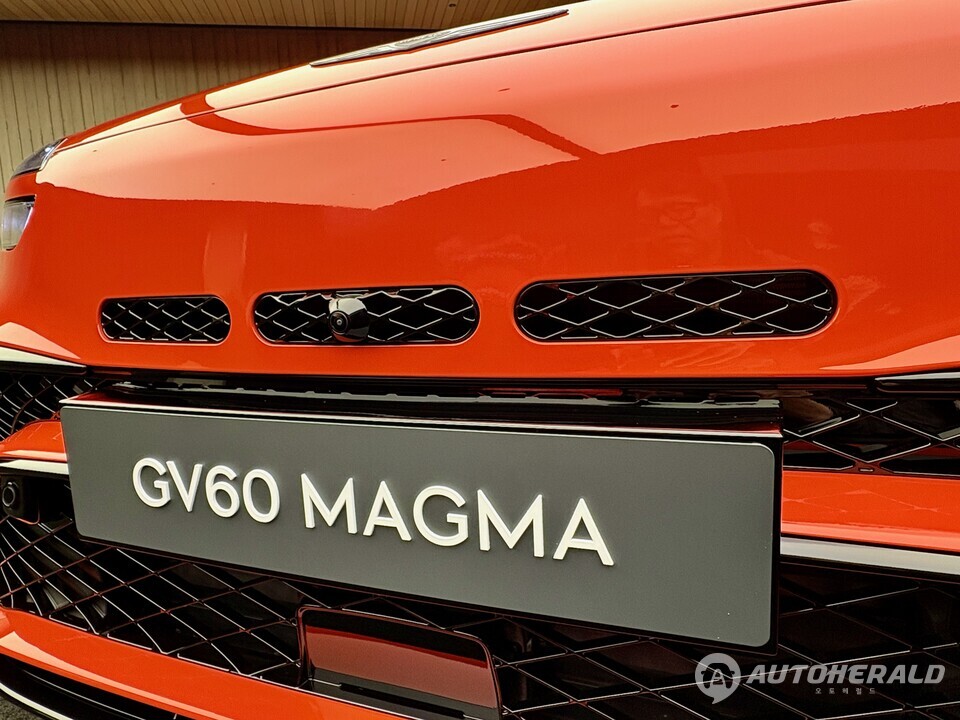 트랙 기반 공력 설계가 적용된 3분할 타입 전면 그릴. 고속 주행 시 냉각 성능 향상을 위해 최적화된 구조다.(오토헤럴드 김흥식 기자)