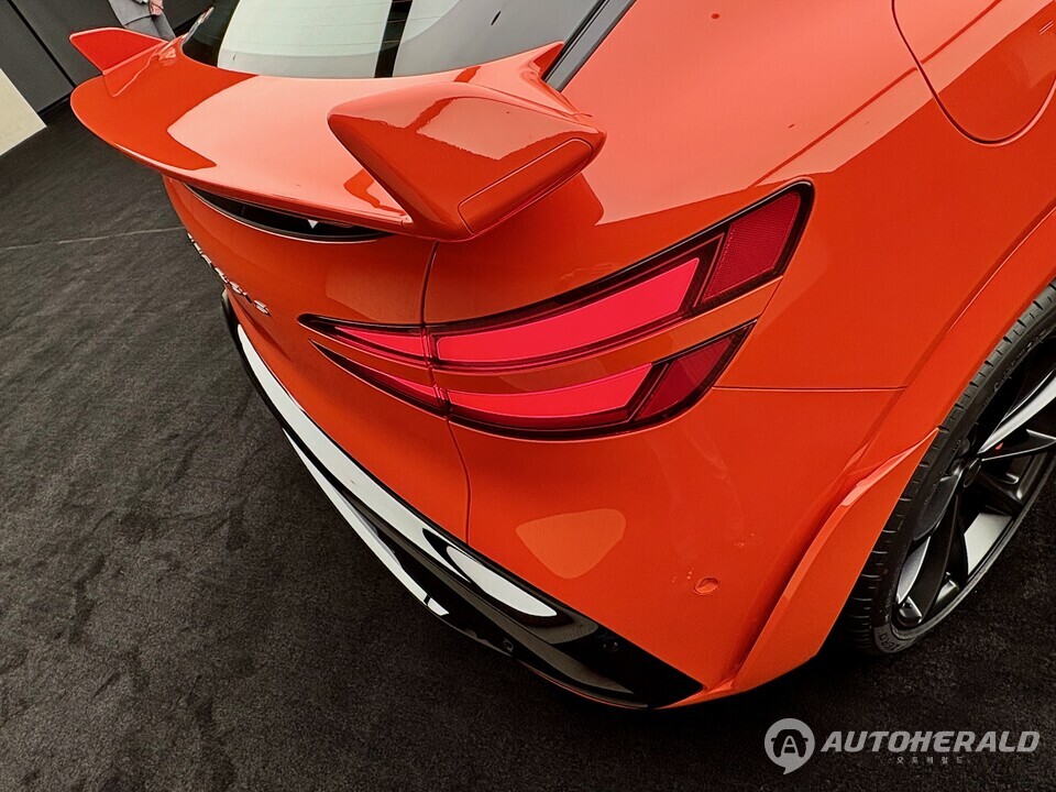 GMR(제네시스 마그마 레이싱) 콘셉트 기반의 고정식 리어 스포일러. 트랙 주행 시 다운포스를 극대화하는 핵심 요소다.(오토헤럴드 김흥식 기자)