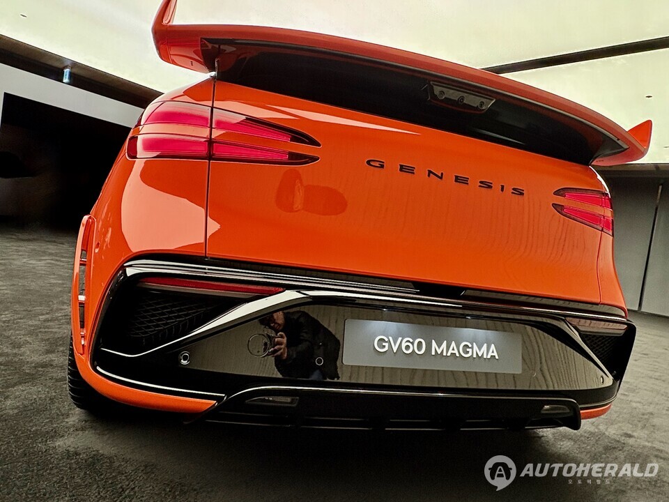 낮아진 전고와 넓어진 스탠스가 강조된 후면 실루엣. 디퓨저와 스포일러 조합이 마치 레이싱카를 연상시킨다.(오토헤럴드 김흥식 기자)