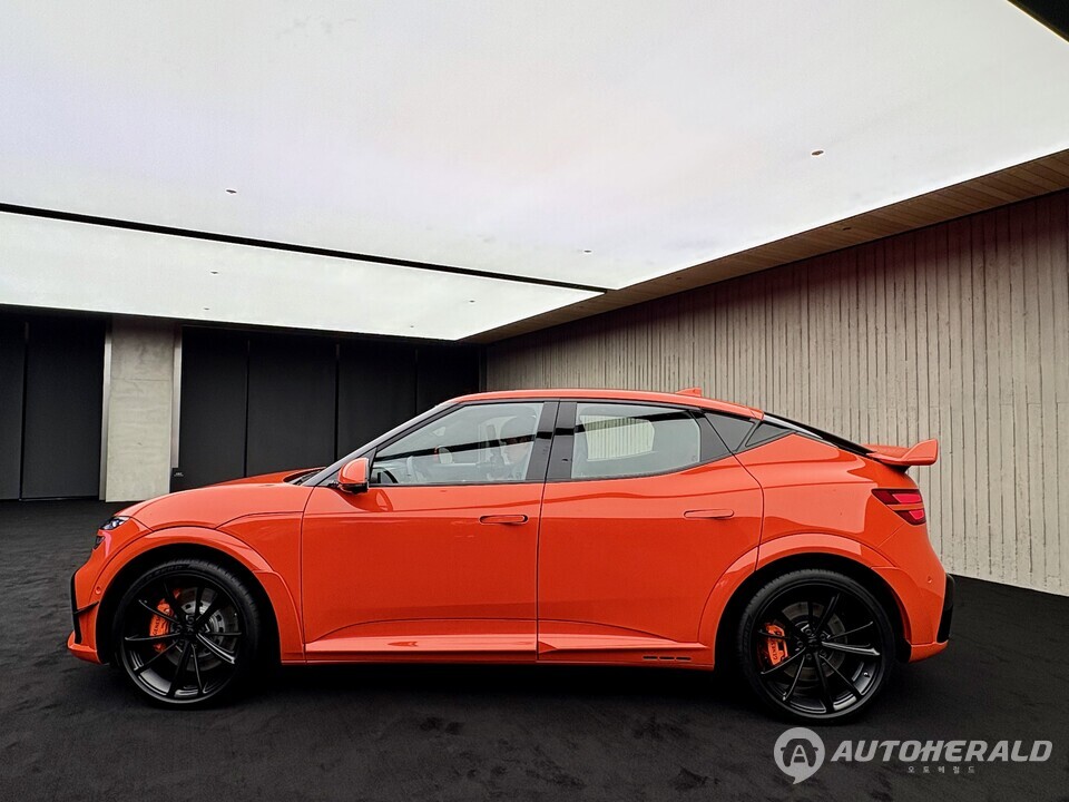 와이드바디 확장과 낮은 차체 중심이 돋보이는 GV60 마그마 측면 실루엣. 일반 GV60 대비 전고와 지상고가 낮아졌다.(오토헤럴드 김흥식 기자)