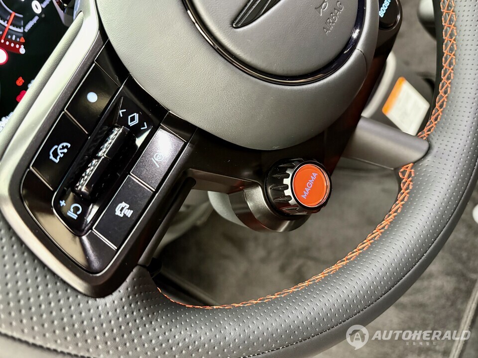 단 한 번의 터치로 GT·SPRINT·MY 모드 등 성능 셋업을 즉각 전환할 수 있는 마그마 전용 주행 버튼.(오토헤럴드 김흥식 기자)