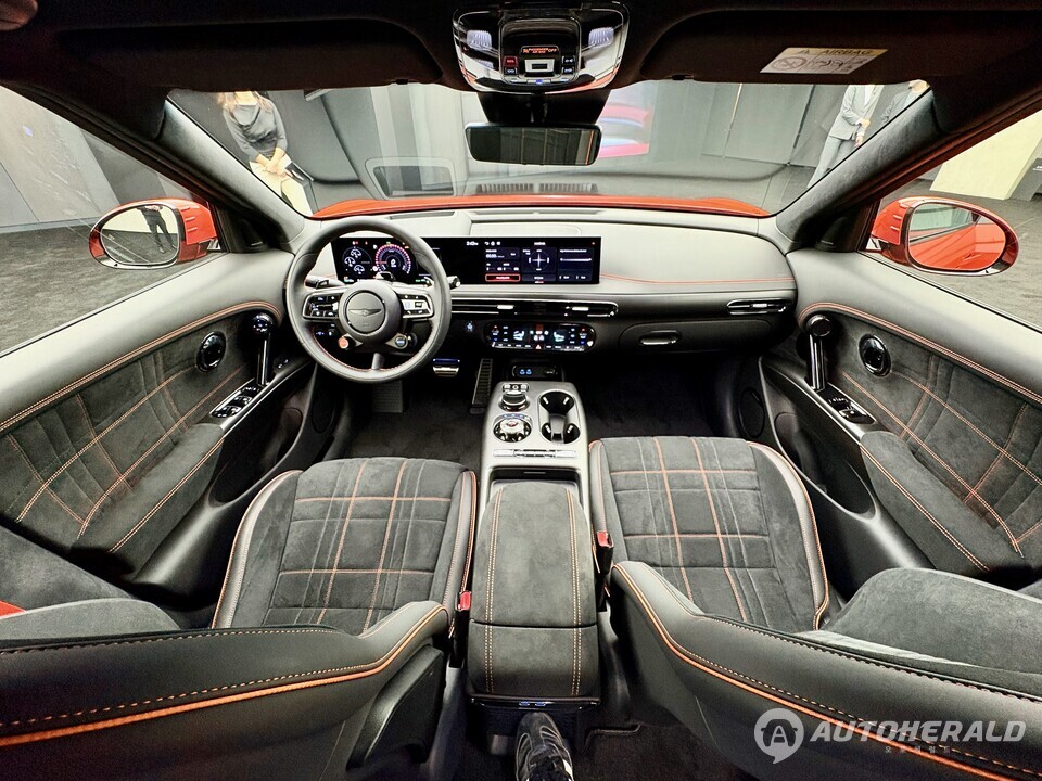 운전자 중심 콕핏과 마그마 전용 오렌지 스티치 인테리어. 고성능 차량임에도 프리미엄 감각을 유지했다.(오토헤럴드 김흥식 기자)