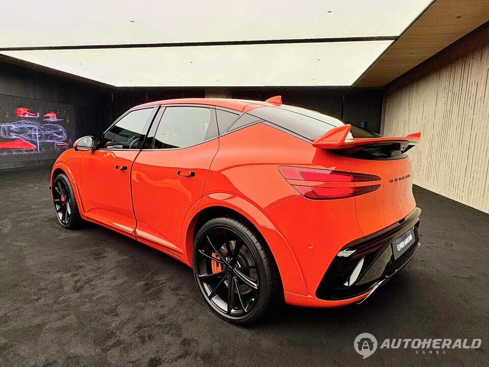 후면에서 바라본 GV60 마그마. 확장된 와이드바디와 고정식 리어 스포일러, 하이글로시 블랙 디퓨저가 조화를 이루며 트랙 레이싱카에 가까운 역동성과 균형감을 강조한다.(오토헤럴드 김흥식 기자)