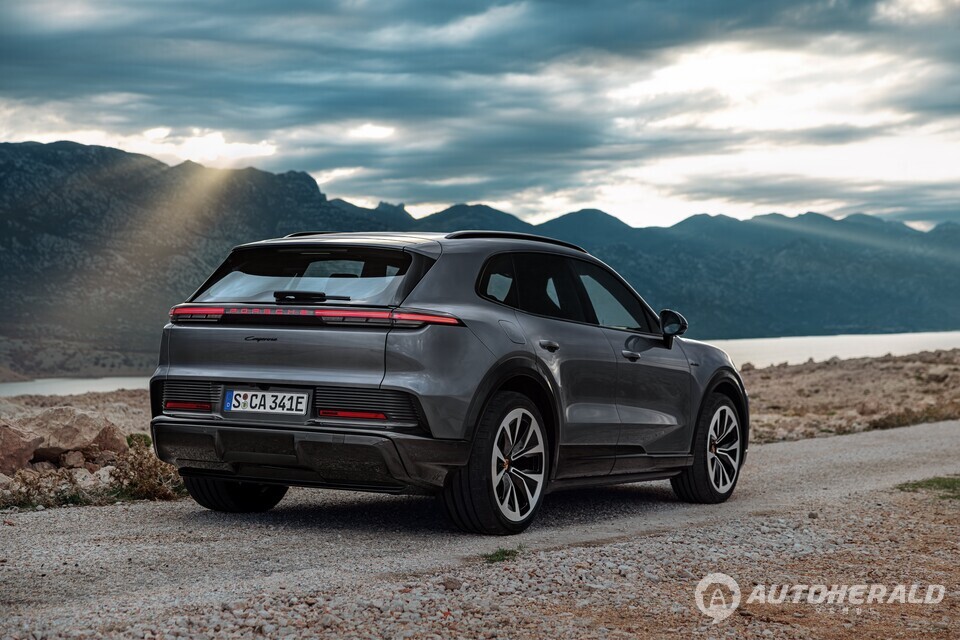 신차는 외관 디자인에서 슬림한 매트릭스 LED 헤드라이트가 적용된 낮은 보닛이 적용됐다(포르쉐 제공)