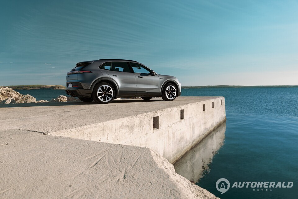 카이엔 일렉트릭은 장비 구성에 따라 최대 3.5톤의 견인력으로 실용성이 강화됐다(포르쉐 제공)