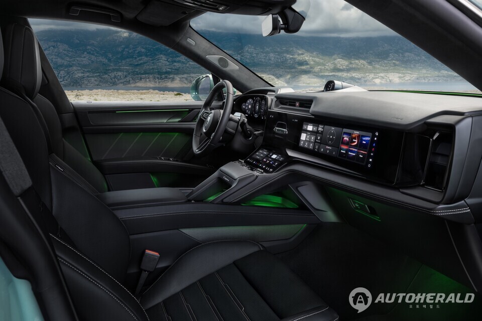 신차에는 포르쉐 최초로 무선 충전 옵션이 지원된다(포르쉐 제공)