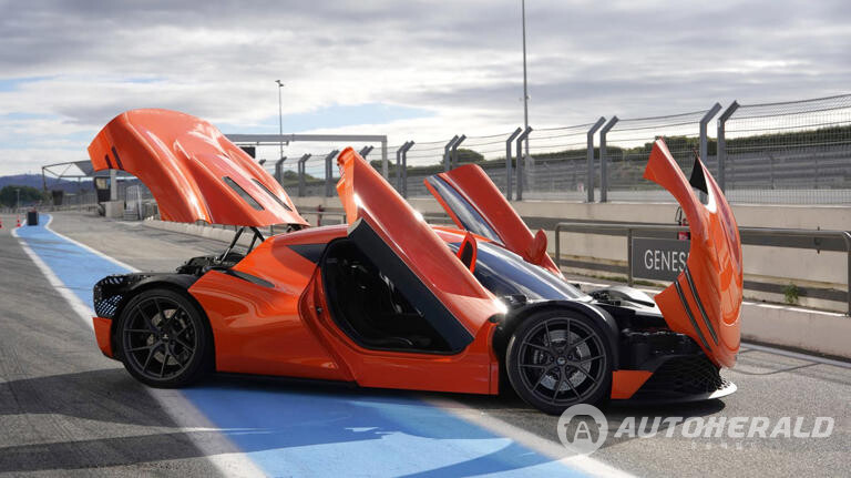 서킷의 피트레인에 정차한 마그마 GT 콘셉트. 굴곡이 강한 펜더 라인과 대형 에어 벤트, 트랙 주행을 염두에 둔 휠 구조는 제네시스가 단순한 쇼카가 아닌 실제 GT 개발 방향성을 제시하고 있음을 보여준다. (제네시스 제공)