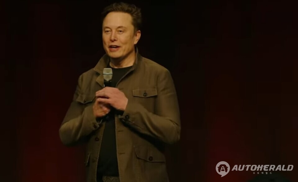 일론 머스크 테슬라 CEO는 2024년 AI5가 현행 AI4 대비 10배의 성능 향상을 제공할 것이라고 강조해 왔다(출처: 테슬라 소셜미디어 캡처) 