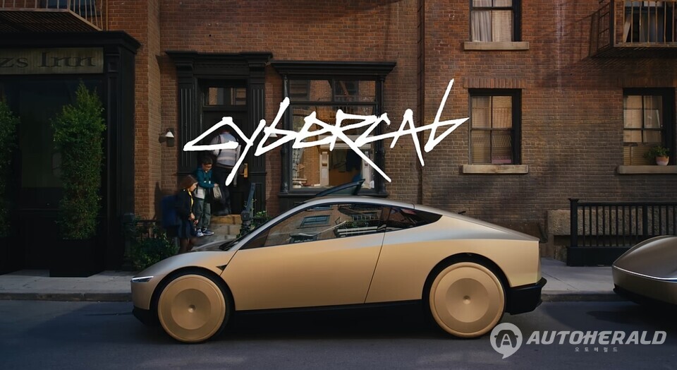 테슬라 사이버캡은 AI4 기반 시스템으로 출시할 수밖에 없고, 이는 완전자율주행 구현 가능성을 크게 낮추고 있다(출처: 테슬라 소셜미디어 캡처) 