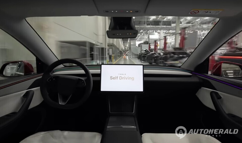 이번 발표로 사이버캡은 결국 페달과 스티어링 휠을 탑재할 가능성이 다시 제기됐다(출처: 테슬라 소셜미디어 캡처)