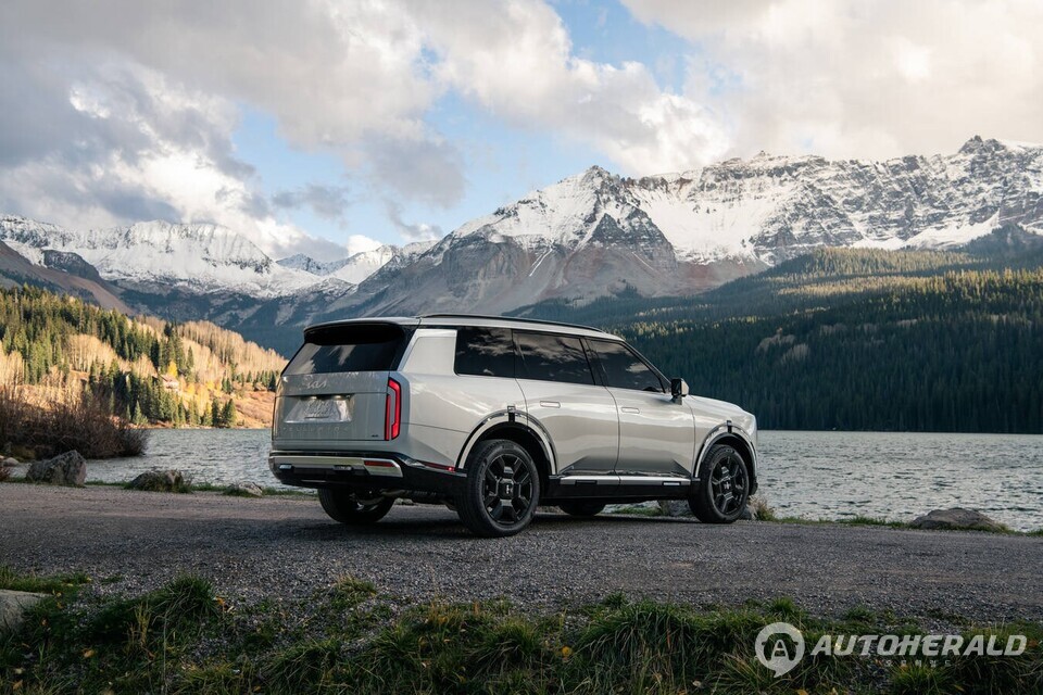 신형 텔루라이드 후면. 수직형 리어램프와 단단한 차체 비율이 플래그십 SUV의 존재감을 드러낸다.(기아 제공)