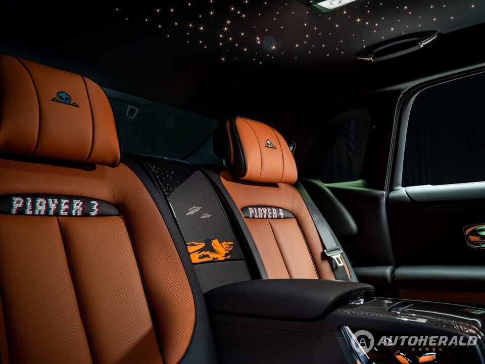 앞좌석에는 ‘Player 1’과 ‘Player 2’, 뒷좌석에는 ‘Player 3’와 ‘Player 4’라는 문구가 8비트 스타일 글꼴로 비스포크 자수 처리됐다. (롤스로이스 제공)