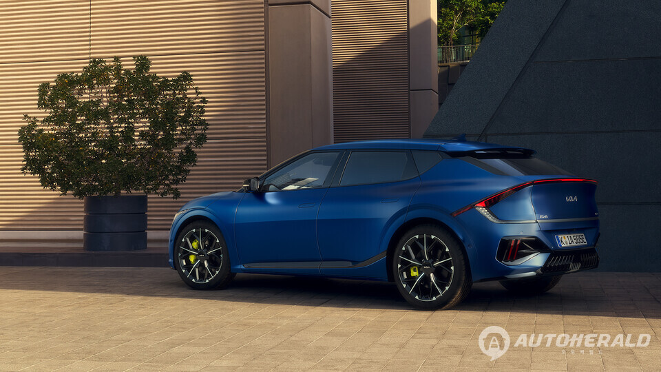 EV6 GT는 4가지 항목에서 최고점을 받아 총점 597점을 기록하며 경쟁 모델인 모델 Y(574점)와 폴스타 4(550점)를 큰 점수 차이로 제쳤다(기아 제공)