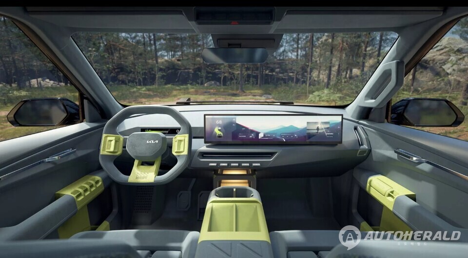 실내는 운전석과 조수석 전면을 가로지르는 디스플레이가 디지털 계기판과 동승자용 스크린이 통합된 구조이다(출처: 기아)