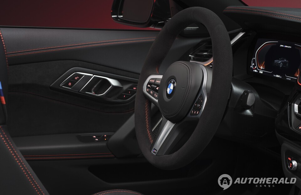 알칸타라 M 스포츠 스티어링 휠과 레드 콘트라스트 스티치가 적용된 도어 패널 등 Final Edition 전용 인테리어 디테일이 클로즈업됐다.(BMW 제공)