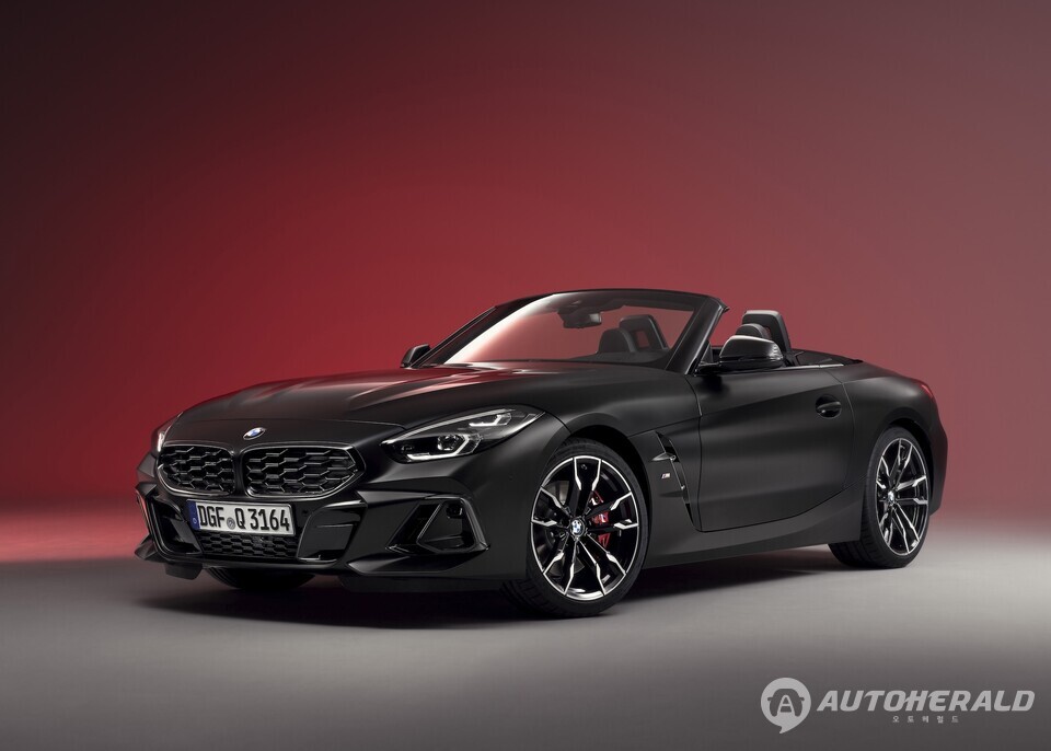 전용 컬러를 입은 BMW Z4 Final Edition이 탑을 열고 정면을 향해 서 있다. 넓게 벌어진 키드니 그릴과 근육질 형태의 보닛 라인, 스포티한 휠 디자인이 강조된다.(BMW 제공)