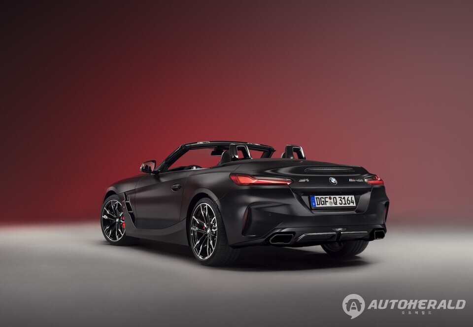 프로즌 매트 블랙 컬러로 마감된 BMW Z4 Final Edition이 지면 위에 멈춰 서 있다. 오픈톱 상태에서 리어 디퓨저와 트윈 머플러, 레드 캘리퍼가 적용된 휠 디자인이 강조된다.(BMW 제공)