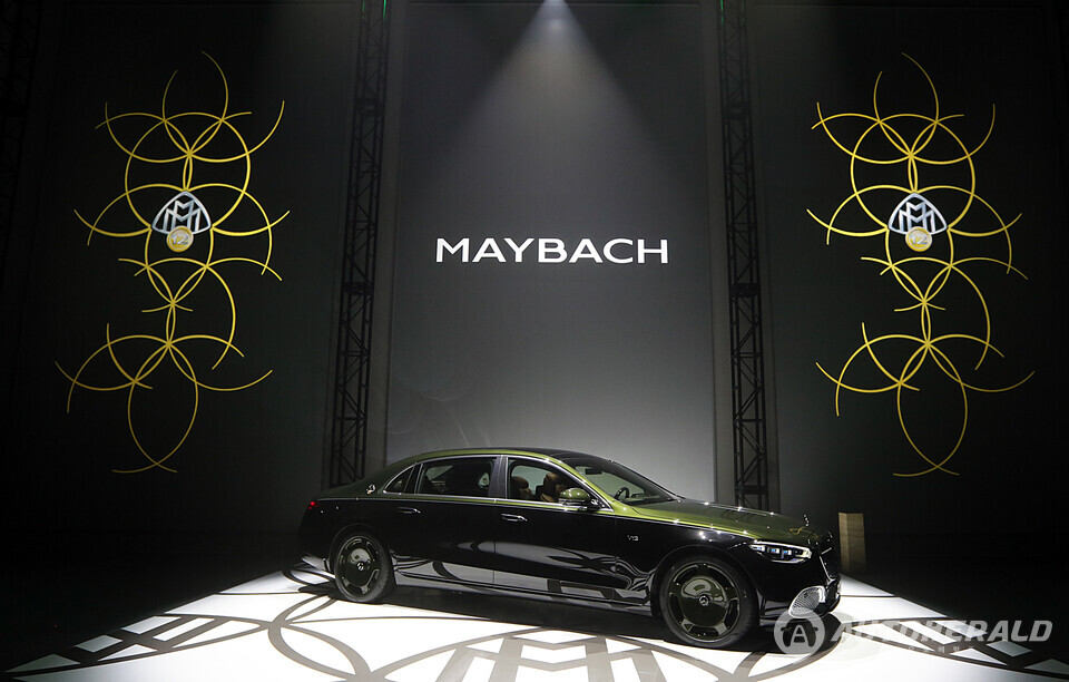 벤츠코리아가 V12 엔진의 전통을 기념하는 한정판 모델 ‘메르세데스-마이바흐 V12 에디션’을 국내 시장에 공식 출시한다(벤츠 제공)